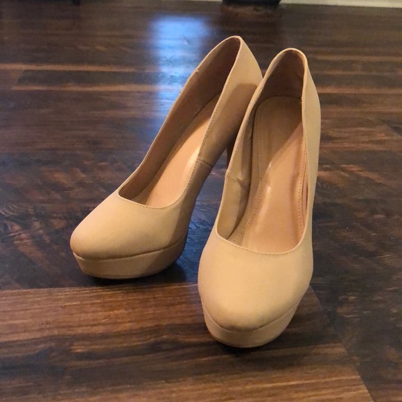 Nude Pumps - Picture 1 of 3